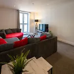 New 2Br Flat - Free Parking - Fast Wi-Fi